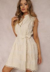 Jasnobeżowa Sukienka Ismeia. Brązowe sukienki Renee, m, bez wzorów, z koronki, boho, bez kołnierzyka, bez ramiączek, mini, dopasowane. Za 154.99 zł.