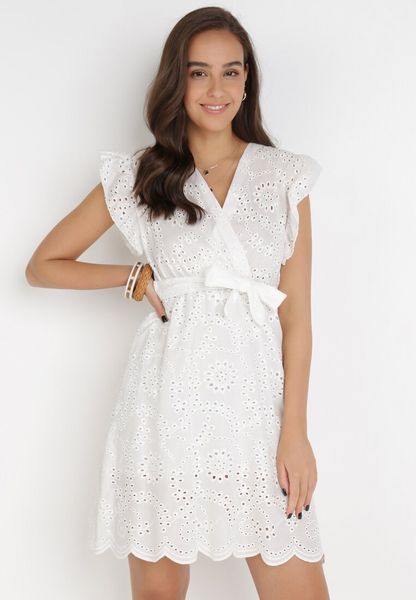 Biała Sukienka Telephei. Białe sukienki Born2be, z aplikacjami, z bawełny, boho, bez kołnierzyka, bez ramiączek, mini, kopertowe. Za 109.99 zł.