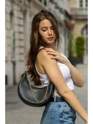 Victor & Hugo Paris Skórzana torebka "Tiva" w kolorze czarnym - 23 x 13 x 6 cm rozmiar: onesize. Czarne torby na ramię Victor & Hugo Paris, bez wzorów, z materiału, na ramię, bez dodatków. Za 282.99 zł.