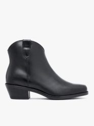 Czarne botki na obcasie. Czarne botki Ryłko, bez wzorów, ze skóry, bez obcasa, na obcasie, bez zapięcia. Za 479.99 zł.