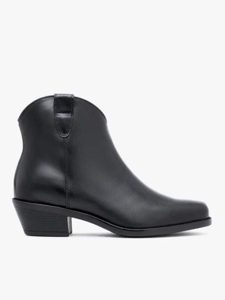 Czarne botki na obcasie. Czarne botki Ryłko, bez wzorów, ze skóry, bez obcasa, na obcasie, bez zapięcia. Za 479.99 zł.