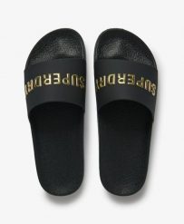 Superdry Premium Metallic Pool klapki damskie z profilowaną wkładką – BLACK/GOLD. Czarne klapki Superdry, bez wzorów, z poliesteru, bez obcasa. Za 137.80 zł.
