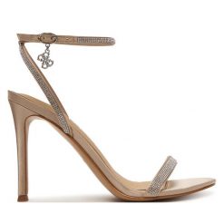 Sandały Guess. Brązowe sandały Guess, z aplikacjami, bez obcasa, na szpilce, bez zapięcia. Za 559.99 zł.