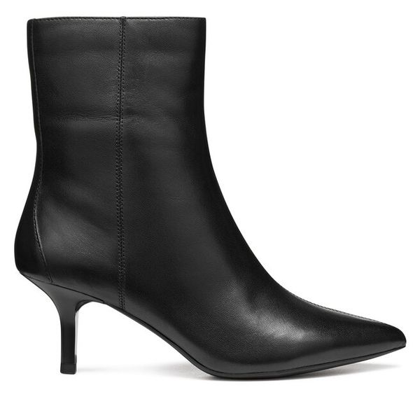 Botki Geox. Czarne botki Geox, bez wzorów, bez obcasa, na szpilce, bez zapięcia. Za 699.99 zł.