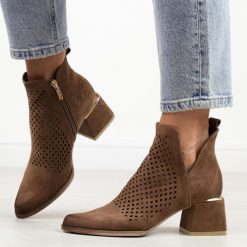 Brązowe ażurowe botki damskie na obcasie Potocki 12356. Brązowe botki POTOCKI, na lato, w ażurowe wzory, z zamszu, bez obcasa, na obcasie, bez zapięcia. Za 219.00 zł.