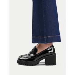 Półbuty JENNY. Czarne czółenka Jenny, bez wzorów, bez obcasa, na obcasie, bez zapięcia. Za 149.99 zł.