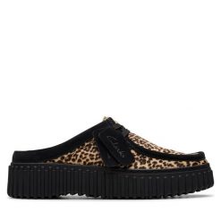 Klapki Clarks. Brązowe klapki Clarks, bez wzorów, bez obcasa. Za 299.99 zł.