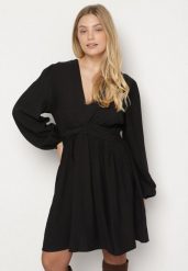 Czarna Rozkloszowana Sukienka z Marszczeniem w Talii i Dekoltem w Serek Salindea. Czarne sukienki Born2be, na co dzień, plus size, bez wzorów, eleganckie, bez kołnierzyka, plus size, bez ramiączek, midi, rozkloszowane. Za 139.99 zł.