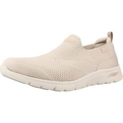 Buty SKECHERS 104680S Beżowy. Brązowe trekkingi Skechers, z tkaniny, na fitness i siłownię. Za 276.99 zł.