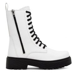 Botki Lasocki. Białe botki Lasocki, bez wzorów, bez obcasa, na płaskiej podeszwie, bez zapięcia. Za 289.99 zł.
