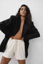 Szorty z delikatnej prążkowanej dzianiny w kolorze WARM BEIGE - ALPO-M. Brązowe szorty Marsala, bez wzorów, z bawełny. Za 129.90 zł.