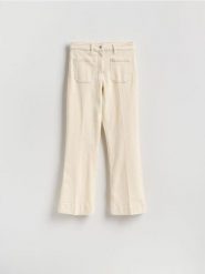 Jeansy flare - kremowy. Białe jeansy Reserved, bez wzorów. Za 139.99 zł.