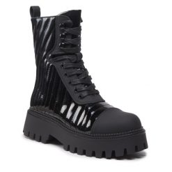 Botki DeeZee. Czarne botki DeeZee, bez wzorów, bez obcasa, na płaskiej podeszwie, bez zapięcia. Za 239.99 zł.