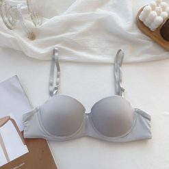 Biustonosz balkonetka push-up z regulowanymi ramiączkami Arnetta. Brązowe biustonosze Intica, bez wzorów. W wyprzedaży za 69.00 zł.