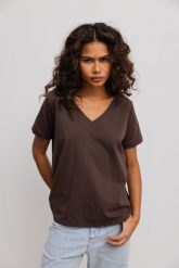 T shirt z dekoltem w kształcie V w kolorze BROWN- V NECK. Brązowe t-shirty Marsala, m, bez wzorów, z bawełny, bez kołnierzyka, bez ramiączek. Za 79.90 zł.