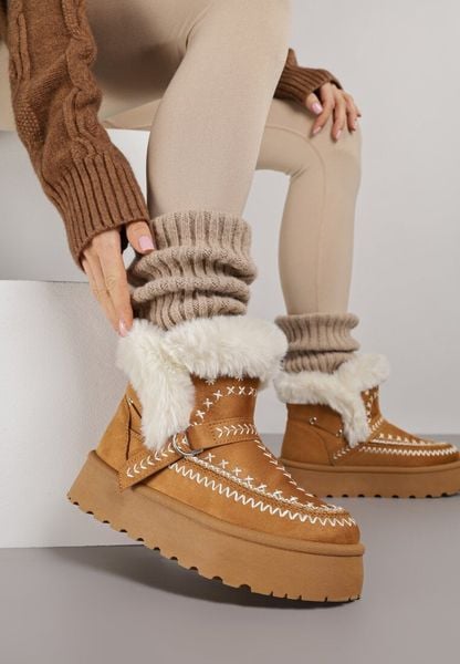 Jasnobrązowe Śniegowce na Grubej Podeszwie Ozdobione Haftowanym Motywem i Futerkiem Caretusa. Trapery i śniegowce Born2be, z jeansu. Za 109.99 zł.