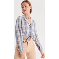 Krótka koszula w kratę z wiązaniem - Niebieski. Niebieskie koszule Cropp, l, bez wzorów, bez kołnierzyka, bez ramiączek. W wyprzedaży za 19.99 zł.