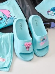 Klapki na grubej podeszwie Stitch - zielony. Zielone klapki Sinsay, bez wzorów, bez obcasa. Za 39.99 zł.