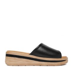 Klapki Lasocki. Czarne klapki Lasocki, bez wzorów, bez obcasa. Za 169.99 zł.