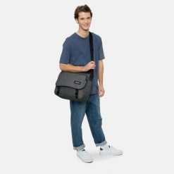 Torba na ramię Eastpak Delegate +. Czarne torby na ramię Eastpak, bez wzorów, z denimu, klasyczne, na ramię, duże, bez dodatków. Za 257.05 zł.