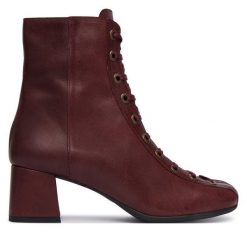Botki Fly London. Czerwone botki Fly London, bez wzorów, bez obcasa, na słupku, bez zapięcia. Za 984.99 zł.