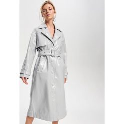 Płaszcz z imitacji skóry lakierowanej - Jasny szar. Płaszcze Reserved. Za 299.99 zł.