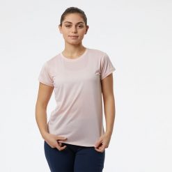 Koszulka damska New Balance WT11452PH3 – różowa. Czerwone bluzki New Balance, xs, bez wzorów, z materiału, eleganckie, bez kołnierzyka, bez ramiączek. Za 49.99 zł.