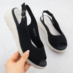 Sandały damskie na koturnie tekstylne czarne Vinceza 97303. Czarne sandały VINCEZA, bez wzorów, z tkaniny, bez obcasa, na koturnie, bez zapięcia. Za 90.00 zł.
