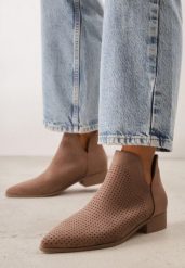Brązowe Ażurowe Botki Vices na Płaskiej Podeszwie z Ozdobnym Wycięciem Selenith. Brązowe botki Born2be, w ażurowe wzory, z jeansu, bez obcasa, na płaskiej podeszwie, bez zapięcia. Za 119.99 zł.