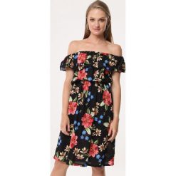 Czarna Sukienka Very Roomy. Czarne sukienki Born2be, na co dzień, l, bez wzorów, eleganckie, bez kołnierzyka, bez ramiączek, midi, proste. Za 49.99 zł.