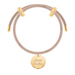 Bransoletka z medalikiem z grawerunkiem Jesteś idealna na beżowej Lianie. Brązowe bransoletki Lilou, pozłacane. Za 268.00 zł.