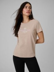 4F T-shirt regular z nadrukiem damski - beżowy XS. Brązowe t-shirty 4f, xs, bez wzorów, z dzianiny, bez kołnierzyka, bez ramiączek. Za 59.99 zł.