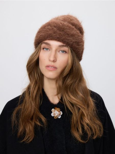 Czapka z wełną alpaki - karminowy. Czerwone czapki Reserved, bez wzorów, z wełny. W wyprzedaży za 65.99 zł.