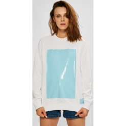 Calvin Klein Jeans - Bluza. Białe bluzy Calvin Klein Jeans, l, bez wzorów, z bawełny, bez kaptura. W wyprzedaży za 299.90 zł.