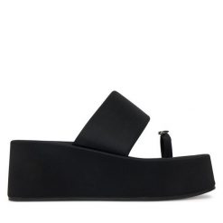 Japonki Juicy Couture. Czarne klapki Juicy Couture, bez wzorów, bez obcasa. Za 159.99 zł.