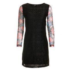 Desigual sukienka damska Pichi Ml 34 czarny. Czarne sukienki Desigual, bez wzorów, bez kołnierzyka, bez ramiączek. W wyprzedaży za 272.00 zł.