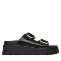 Klapki DeeZee. Czarne klapki DeeZee, bez wzorów, bez obcasa. Za 149.99 zł.