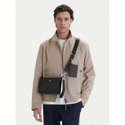 Saszetka Guess. Czarne torby na ramię Guess, z aplikacjami, młodzieżowe, bez dodatków. Za 206.99 zł.