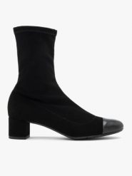Czarne botki z lakierowanym noskiem. Czarne botki Brawo sp. z o.o., bez wzorów, z nubiku, z okrągłym noskiem, bez obcasa, na obcasie, bez zapięcia. Za 399.99 zł.