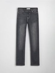 Bawełniane jeansy straight slim z efektem sprania - szary. Szare jeansy Sinsay, bez wzorów. Za 69.99 zł.