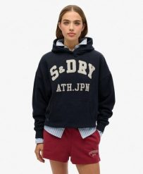 Bluza z kapturem Ath Ess Appliq Relaxed. Niebieskie bluzy sportowe Superdry, z aplikacjami, z bawełny, z kapturem. Za 289.20 zł.
