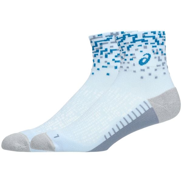 Skarpetki sportowe dla dorosłych Performance Run Quarter Sock. Niebieskie skarpety Asics, bez wzorów, z materiału. Za 69.99 zł.