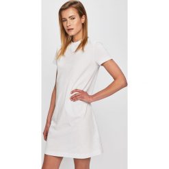 Calvin Klein Jeans - Sukienka. Czarne sukienki Calvin Klein Jeans, na co dzień, s, bez wzorów, z bawełny, casualowe, bez kołnierzyka, bez ramiączek, mini, proste. W wyprzedaży za 239.90 zł.