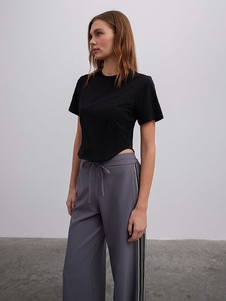 BGN Koszulka w kolorze czarnym rozmiar: 40. Czarne bluzki BGN, bez wzorów, bez kołnierzyka, bez ramiączek. Za 52.67 zł.