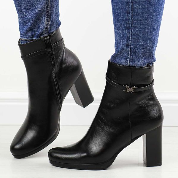 Czarne botki damskie na słupku M.Daszyński Sa125-22. Czarne botki M.Daszyński, na jesień, bez wzorów, z materiału, bez obcasa, na platformie, bez zapięcia. W wyprzedaży za 175.20 zł.