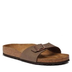 Klapki Birkenstock. Brązowe klapki Birkenstock, bez wzorów, bez obcasa. Za 309.99 zł.