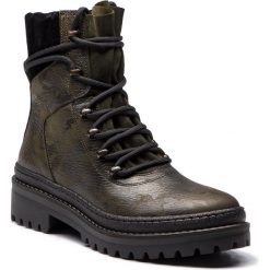 Trapery TOMMY HILFIGER - Modern Hiking Boot C FW0FW03047 Camo 901. Zielone trapery i śniegowce TOMMY HILFIGER, z materiału. W wyprzedaży za 399.00 zł.