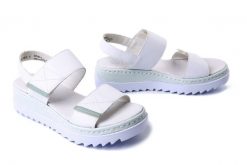 RIEKER V4475-80 white, sandały damskie. Białe sandały Rieker, bez wzorów, bez obcasa, na koturnie, bez zapięcia. Za 319.90 zł.