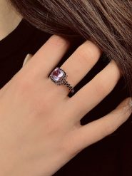 Les Petites Précieuses Pozłacany pierścionek z kamieniami szlachetnymi rozmiar: 50. Czerwone pierścionki Les Petites Précieuses, z ametystem, pozłacane. Za 208.99 zł.