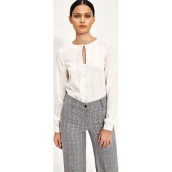 Elegancka Bluzka z Łezką na Dekolcie - Ecru. Czerwone bluzki Nife, l, bez wzorów, z elastanu, eleganckie, bez kołnierzyka, bez ramiączek. Za 179.90 zł.